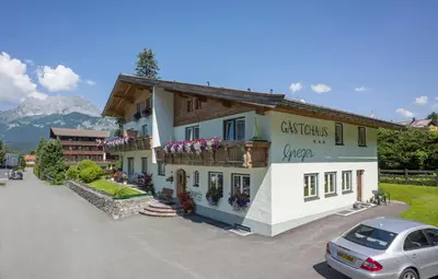 Ein allgemeiner Bergblick oder ein Berglick von des Bed & Breakfasts aus