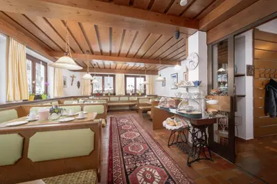 Ein Sitzbereich in der Unterkunft Gästehaus Greger