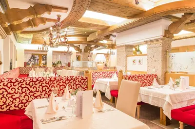 Ein Restaurant oder anderes Speiselokal in der Unterkunft Hotel Neue Post