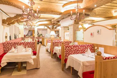 Ein Restaurant oder anderes Speiselokal in der Unterkunft Hotel Neue Post