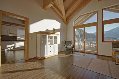 Ein allgemeiner Bergblick oder ein Berglick von der Pension aus