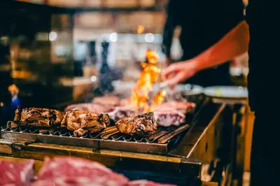Ein für Gäste verfügbarer Grill im Hotel