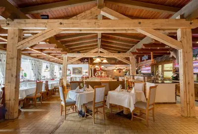 Ein Restaurant oder anderes Speiselokal in der Unterkunft Berghotel Ronach