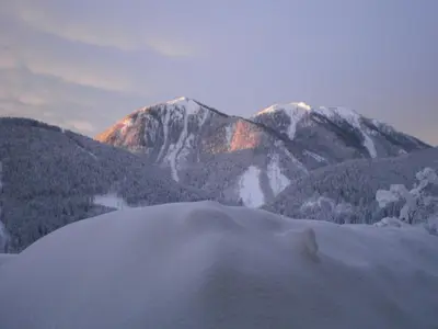 Ein allgemeiner Bergblick oder ein Berglick von des Bauernhofs aus