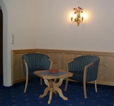 Ein Sitzbereich in der Unterkunft Gästehaus Alpina