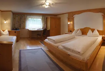 Ein Bett oder Betten in einem Zimmer der Unterkunft Gästehaus Alpina