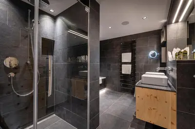 Ein Badezimmer in der Unterkunft Hotel das Zwölferhaus