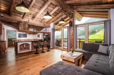 Ein Sitzbereich in der Unterkunft Alpen Chalet Wohnung 