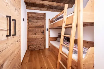 Ein Etagenbett oder Etagenbetten in einem Zimmer der Unterkunft Alpen Chalet Wohnung 