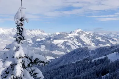 Ein allgemeiner Bergblick oder ein Berglick von des Bauernhofs aus