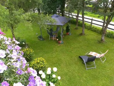 Ein Garten an der Unterkunft Naturpension Mühlhof