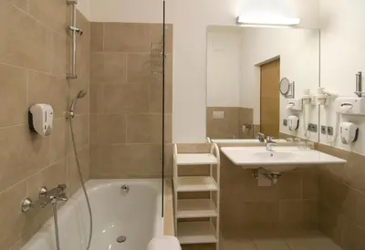 Ein Badezimmer in der Unterkunft Hotel Bräuwirt
