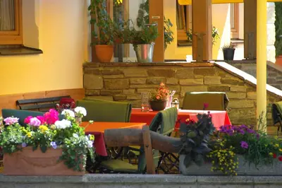 Ein Garten an der Unterkunft Hotel Bräuwirt