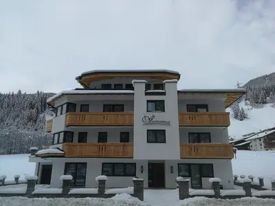 Ein allgemeiner Bergblick oder ein Berglick von des Aparthotels aus