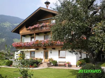 Ein allgemeiner Bergblick oder ein Berglick von der Ferienwohnung aus