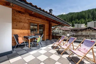 Ein allgemeiner Bergblick oder ein Berglick von des Bed & Breakfasts aus