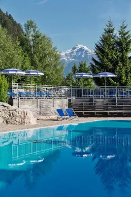 Ein allgemeiner Bergblick oder ein Berglick von des Ferienparks aus