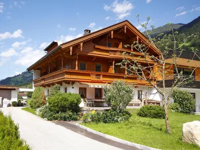 Ein allgemeiner Bergblick oder ein Berglick von des Ferienhauses aus