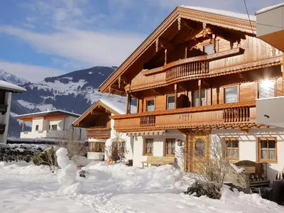 Ein allgemeiner Bergblick oder ein Berglick von des Ferienhauses aus