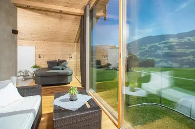 Ein allgemeiner Bergblick oder ein Berglick von des Ferienhauses aus