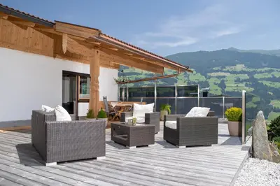 Ein allgemeiner Bergblick oder ein Berglick von des Ferienhauses aus