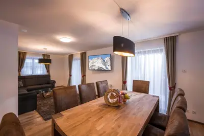 Ein Sitzbereich in der Unterkunft Kaiser Chalet