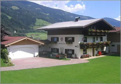 Ein allgemeiner Bergblick oder ein Berglick von der Ferienwohnung aus