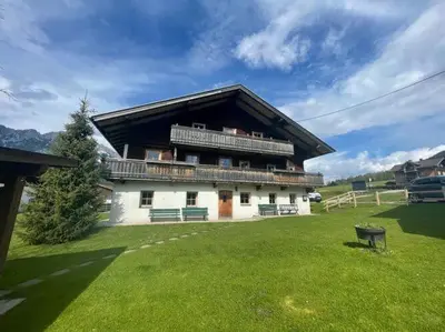 Das Gebäude in dem sich das Ferienhaus befindet
