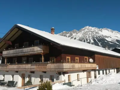 Ein allgemeiner Bergblick oder ein Berglick von des Ferienhauses aus
