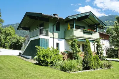 Das Gebäude in dem sich das Ferienhaus befindet
