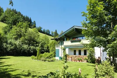 Ein Garten an der Unterkunft Chalet in Mühltal near Kitzbühel Ski Slopes