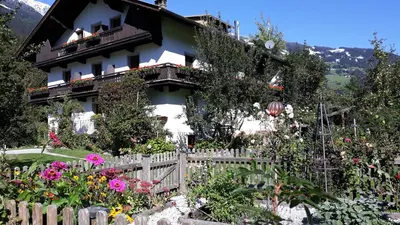 Ein allgemeiner Bergblick oder ein Berglick von der Pension aus