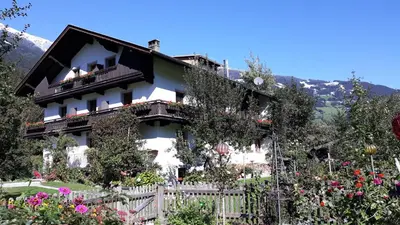 Ein allgemeiner Bergblick oder ein Berglick von der Pension aus