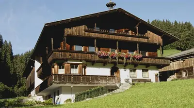 Das Gebäude in dem sich the country house befindet