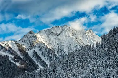 Ein allgemeiner Bergblick oder ein Berglick von der Ferienwohnung aus
