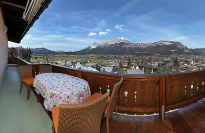 Ein allgemeiner Bergblick oder ein Berglick von der Ferienwohnung aus