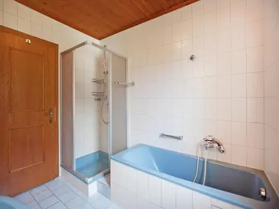 Ein Badezimmer in der Unterkunft Beautiful apartment in Fugen Zillertal