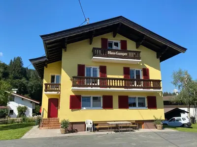 Das Gebäude in dem sich das Ferienhaus befindet