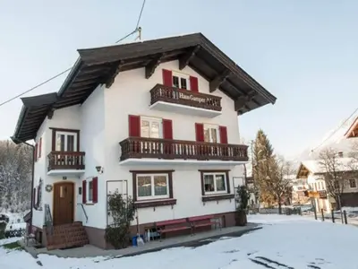 Das Gebäude in dem sich das Ferienhaus befindet