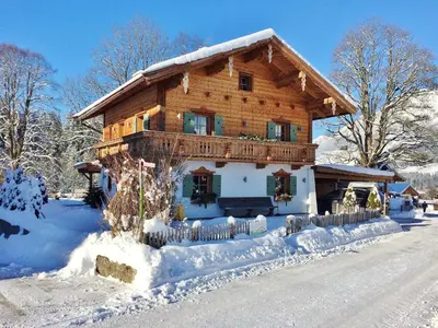 Chalet in Ellmau near Ski Slopes im Winter