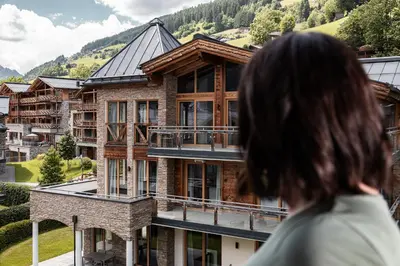 Ein allgemeiner Bergblick oder ein Berglick von des Aparthotels aus