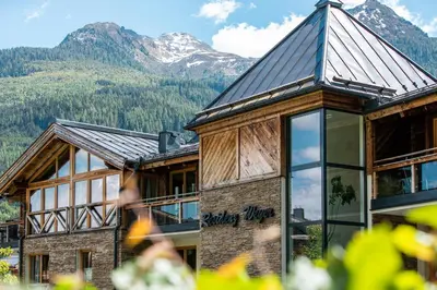 Ein allgemeiner Bergblick oder ein Berglick von des Aparthotels aus