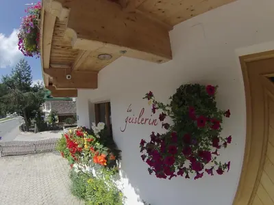 Ein Garten an der Unterkunft Gästehaus die geislerin