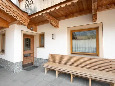 Ein Balkon oder eine Terrasse in der Unterkunft Chalet in Zell am Ziller near Ski Lift