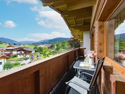 Ein allgemeiner Bergblick oder ein Berglick von der Ferienwohnung aus