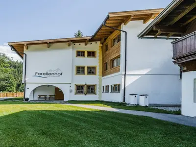Das Gebäude in dem sich das Ferienhaus befindet
