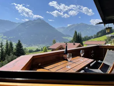 Ein allgemeiner Bergblick oder ein Berglick von des Chalets aus