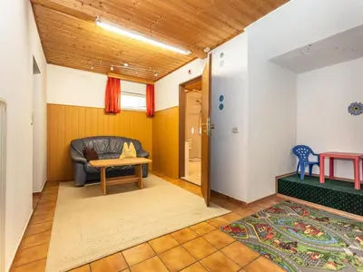 Ein Sitzbereich in der Unterkunft Chalet in Neukirchen near Ski Wildkogel