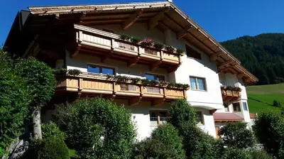 Ein allgemeiner Bergblick oder ein Berglick von der Ferienwohnung aus