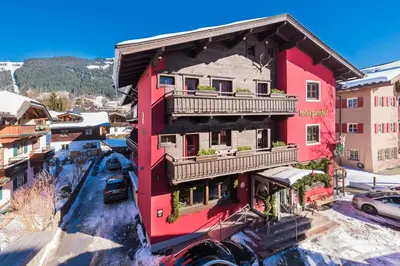 Ein allgemeiner Bergblick oder ein Berglick von des Hotels aus